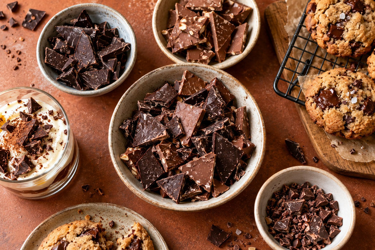 Unregelmäßige Schokoladenstücke, Cookies und ein kleines Dessert – illustratives Stimmungsbild