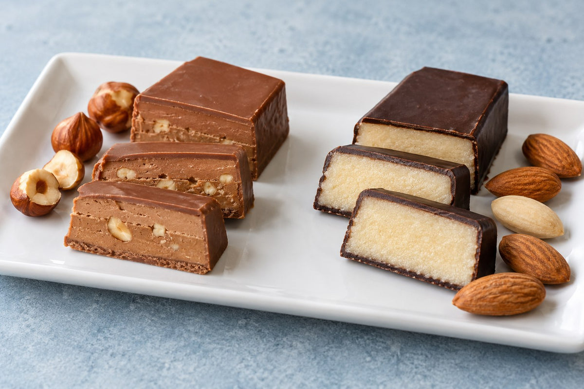 Aufgeschnittenes Nougat und Marzipan mit Haselnüssen und Mandeln – illustratives Stimmungsbild